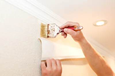 Pose de papier peint à Issus — revêtements muraux et toiles de verre